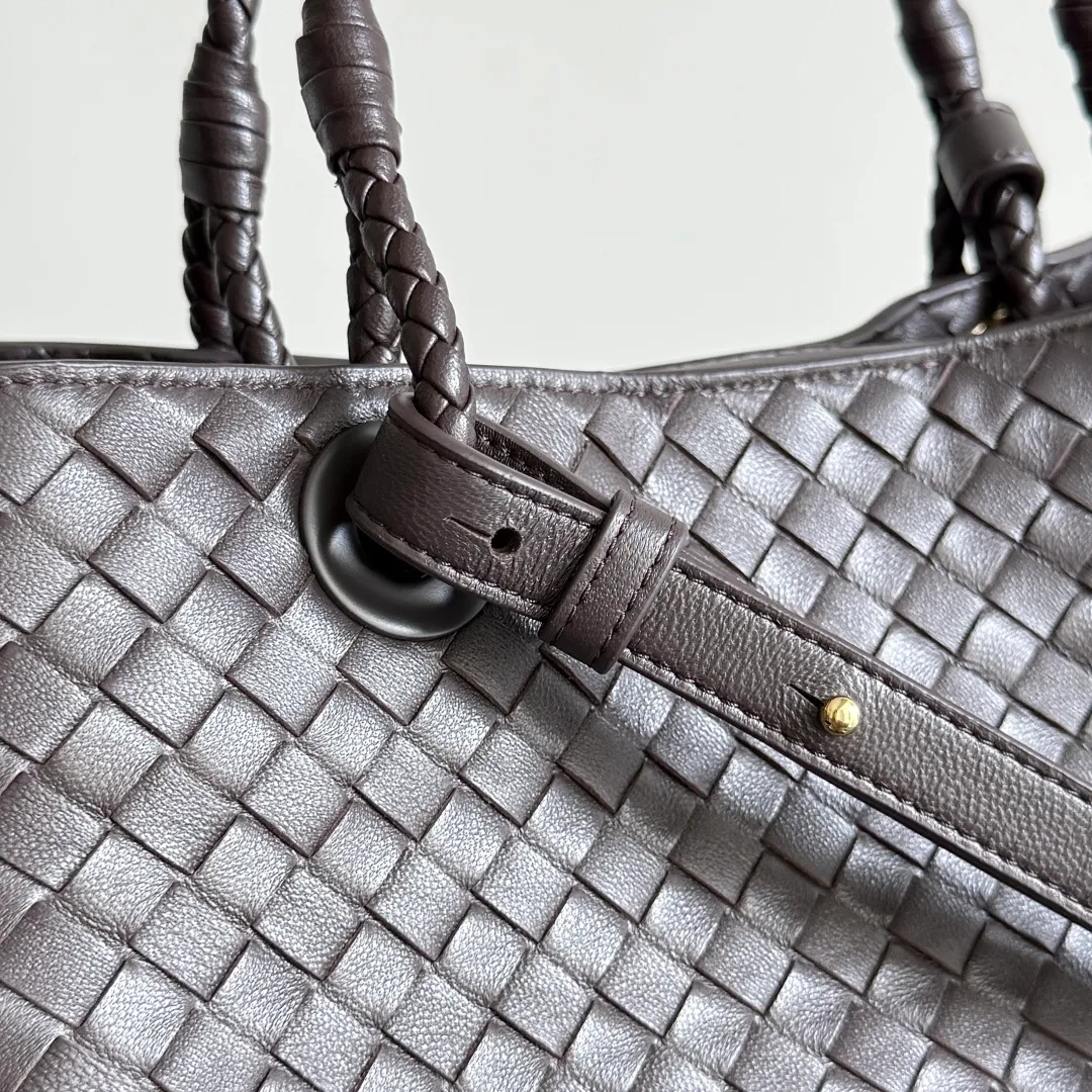 Batch 2200 Bottega Veneta Basket new woven handbag. The classic tote bag style has its own elegant and elegant temperament. It does not feel out of place whether it is commuting or casual outings. It is suitable for various occasions! The design of the woven handle is the finishing touch. The hand-woven texture is delicate and rich in texture. It is not only beautiful, but also extremely comfortable to hold. It looks low-key when held in the hand, but in fact it exudes luxurious charm. Iconic weaving process, each weave is tight and even, showing BV's exquisite production technology. The metal ring decoration is perfectly connected with the bag body, adding a sense of modernity and sophistication to the whole. Moreover, the lines of the bag body are smooth and natural, and the curvature is ergonomic. It can be perfectly adapted whether it is carried on the shoulder or carried in the hand, showing an elegant posture. Style number: 836261 Size: 31*18.5*16cm